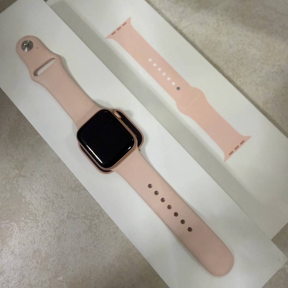 Apple Watch Series 5 (40mm, GPS, Gold Aluminum)